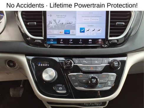 Used 2024 Chrysler Pacifica Touring-L FWD image 21