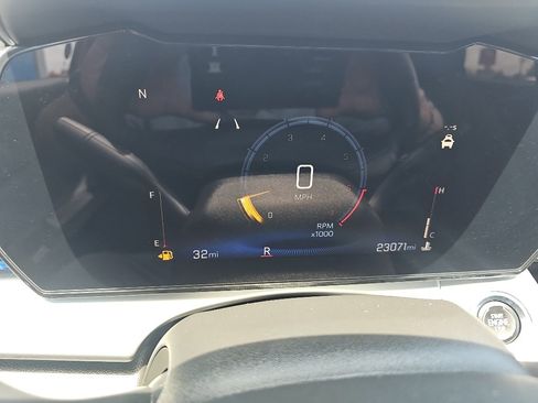 Used 2025 Chevrolet Trax LT w/ LT Convenience Package FWD image 17