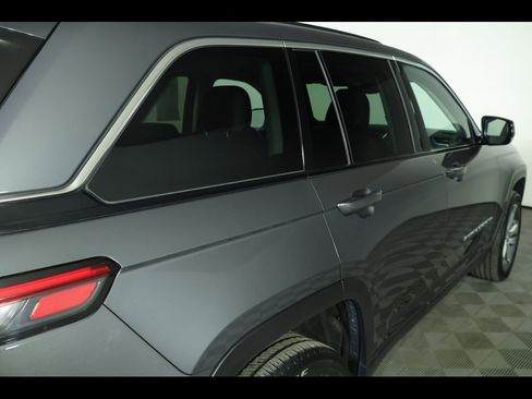 Used 2022 Jeep Grand Cherokee Limited image 18