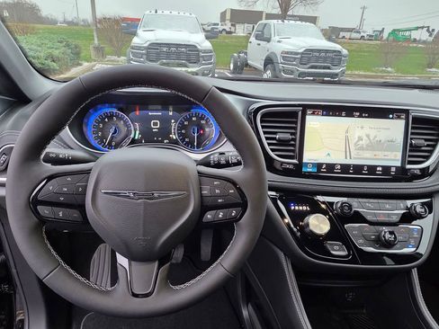 New 2026 Chrysler Pacifica Limited image 14