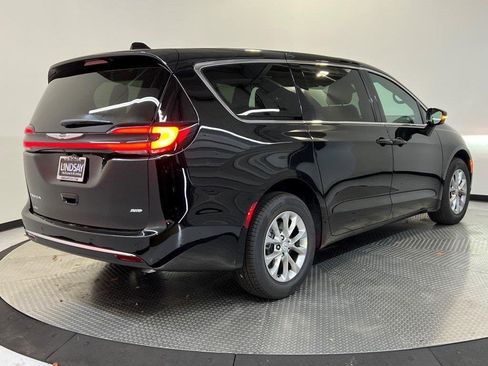 New 2026 Chrysler Pacifica Select image 3