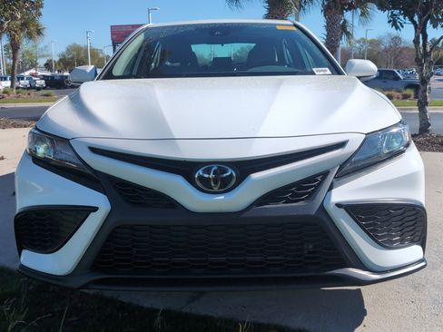 Certified 2021 Toyota Camry SE image 3