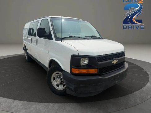 Used 2017 Chevrolet Express 2500 RWD image 2