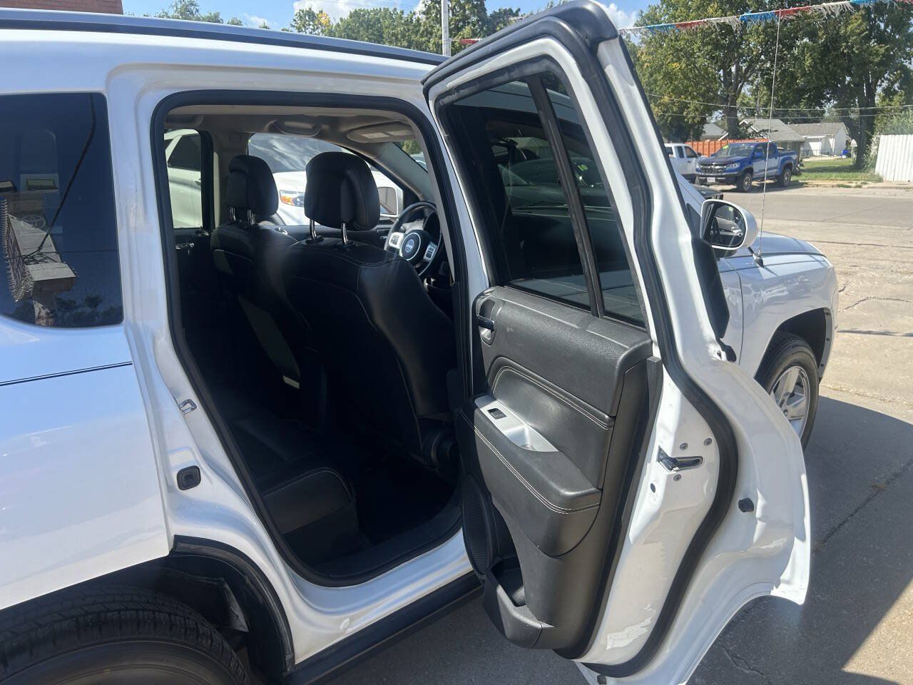 Used 2017 Jeep Compass Latitude FWD image 30