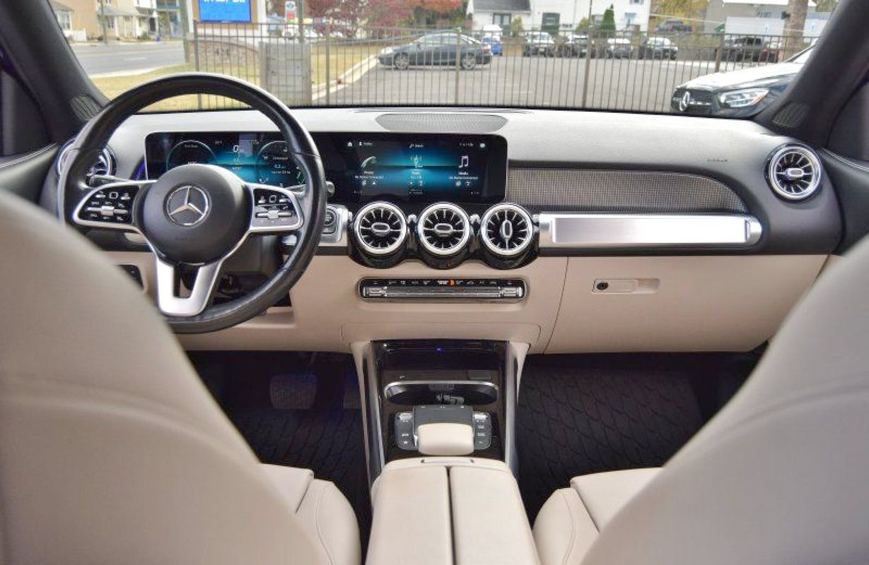 Used 2021 Mercedes-Benz GLB 250 4MATIC w/ Premium Package image 21