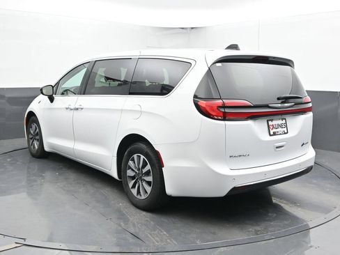 Used 2024 Chrysler Pacifica Limited FWD image 11