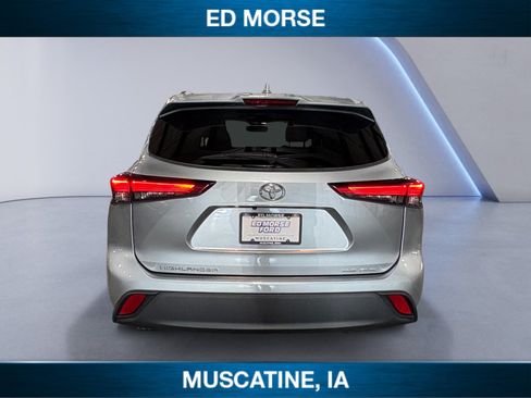 Used 2021 Toyota Highlander XLE AWD/4WD image 4