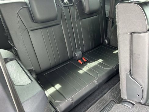 Used 2022 Volkswagen Tiguan SE R-Line image 12