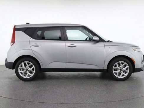 Used 2025 Kia Soul LX w/ LX Technology Package FWD image 11
