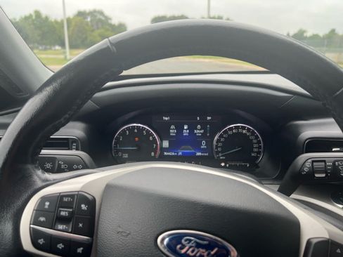 Used 2022 Ford Explorer XLT AWD/4WD image 9