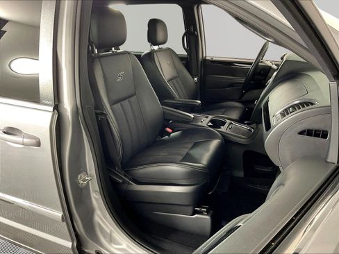 Used 2014 Chrysler Town & Country S FWD image 29