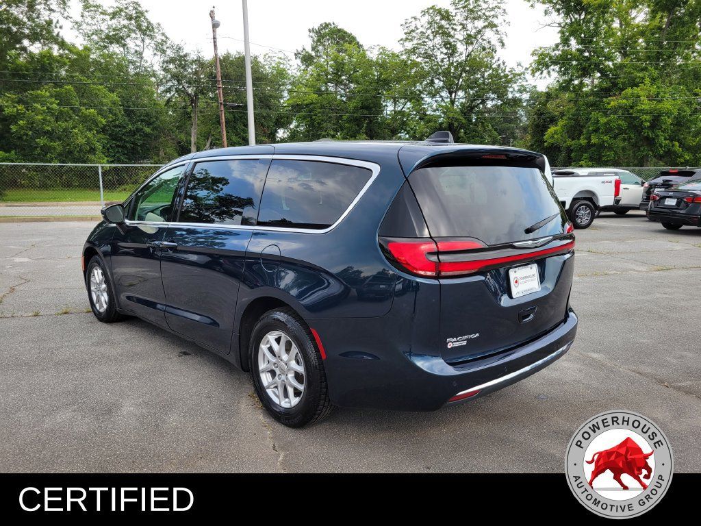 Used 2023 Chrysler Pacifica Touring-L FWD image 4
