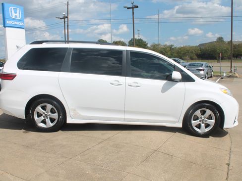 Used 2018 Toyota Sienna LE image 4