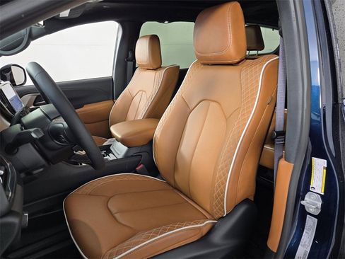 New 2025 Chrysler Pacifica Pinnacle w/ Trailer Tow Group image 6