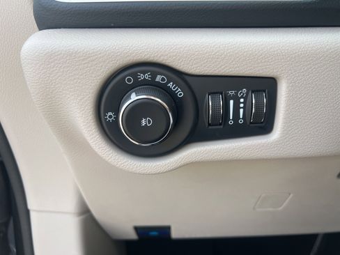 Used 2023 Chrysler Pacifica Touring-L image 22