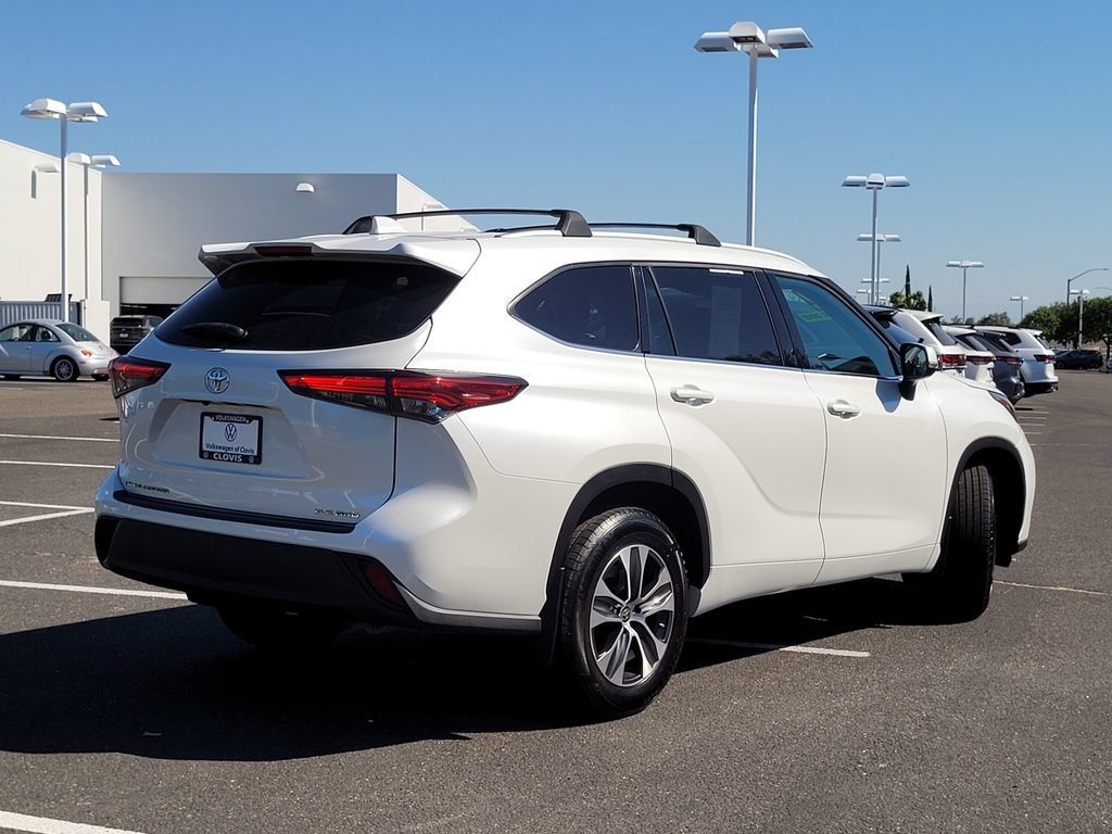 Used 2022 Toyota Highlander XLE AWD/4WD image 6