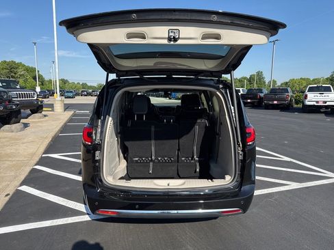 Used 2024 Chrysler Pacifica Limited FWD image 8