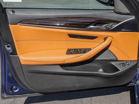 Used 2022 BMW 530e w/ Premium Package image 21