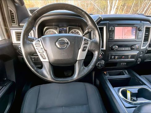 Used 2019 Nissan Titan SV w/ SV Convenience Package image 5