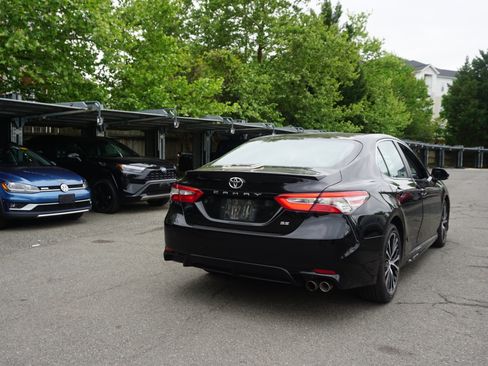 Used 2018 Toyota Camry SE FWD image 4