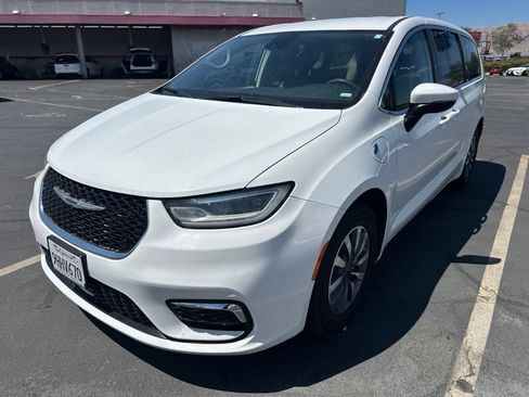 Used 2023 Chrysler Pacifica Touring-L FWD image 2