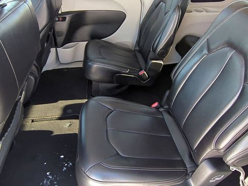 Used 2024 Chrysler Pacifica Touring-L image 12