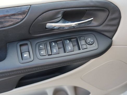 Used 2018 Dodge Grand Caravan SE w/ UConnect Hands-Free Group FWD image 15