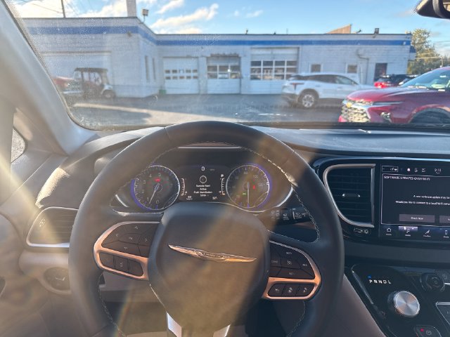 Used 2023 Chrysler Pacifica Touring-L FWD image 13
