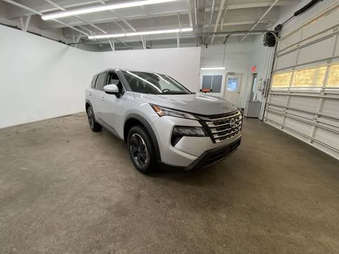 Used 2024 Nissan Rogue SV image 8