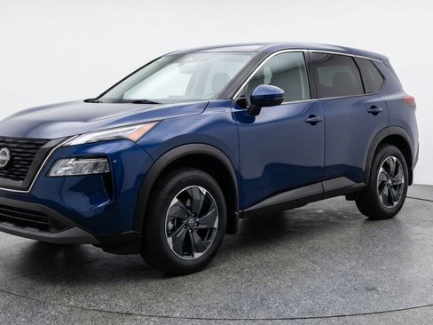 Used 2025 Nissan Rogue SV image 3