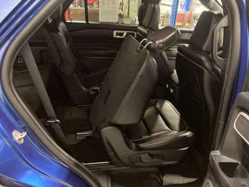 Used 2020 Ford Explorer XLT w/ Equipment Group 202A AWD/4WD image 8