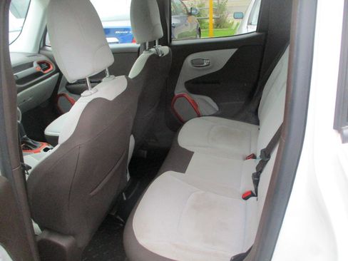 Used 2015 Jeep Renegade Latitude w/ Cold Weather Group II image 10