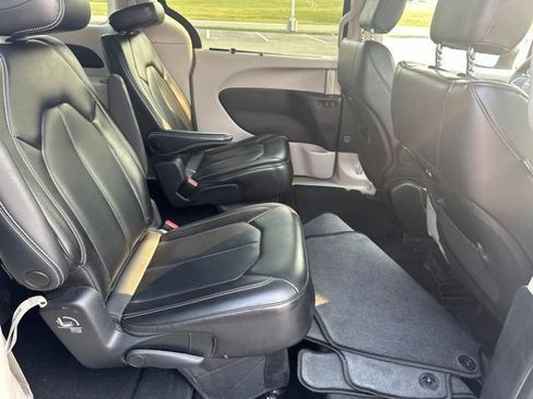 Used 2023 Chrysler Pacifica Touring-L FWD image 22