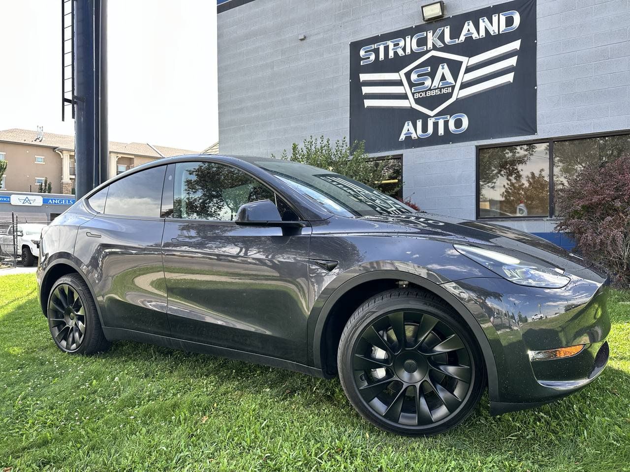 Used 2024 Tesla Model Y Long Range AWD/4WD image 1