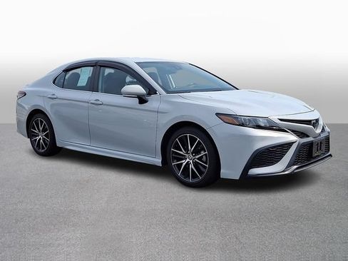 Used 2024 Toyota Camry SE FWD image 3