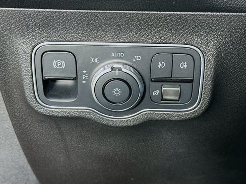 Used 2025 Mercedes-Benz GLB 250 4MATIC image 17