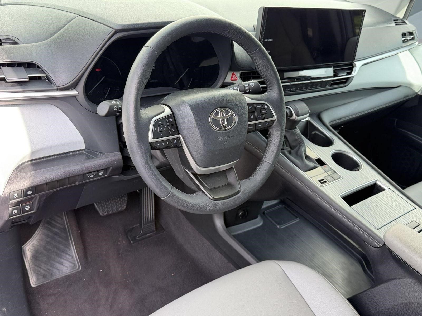 Used 2025 Toyota Sienna XLE FWD image 4