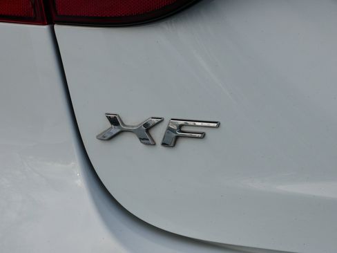 Used 2021 Jaguar XF SE image 12