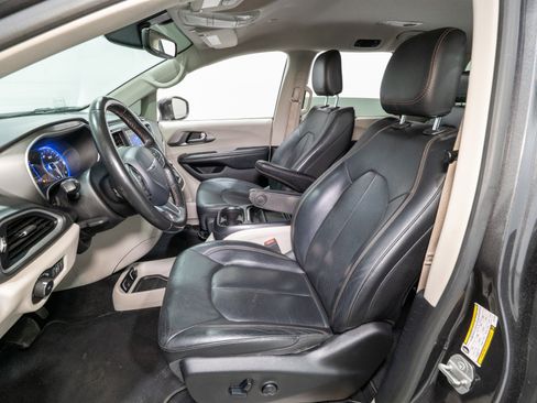 Used 2020 Chrysler Pacifica Touring-L image 14
