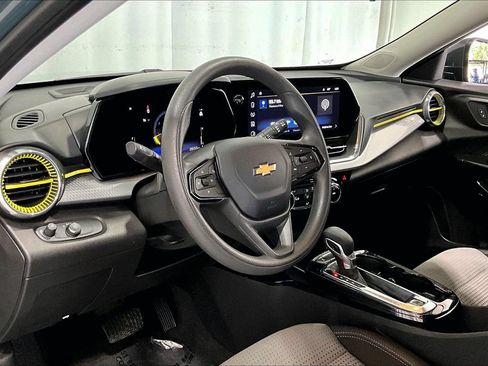 Used 2025 Chevrolet Trax LT FWD image 14