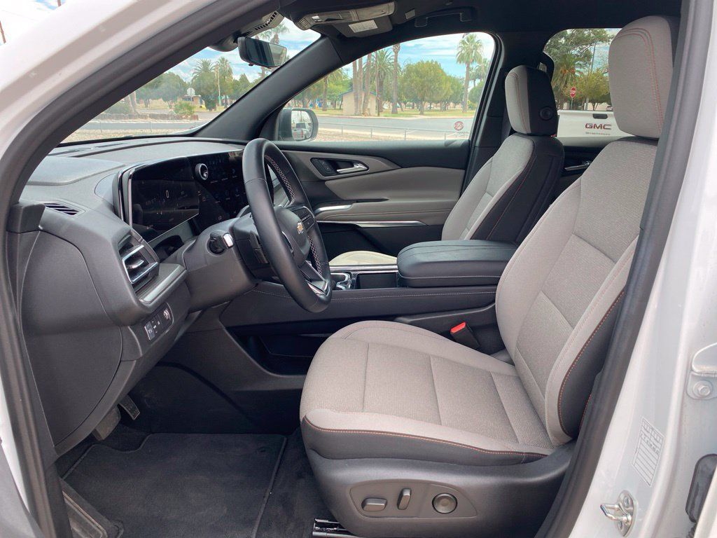 Used 2026 Chevrolet Traverse LT w/ Driver Confidence Package FWD image 8