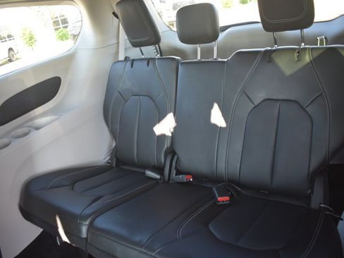 Used 2024 Chrysler Pacifica Touring-L FWD image 16