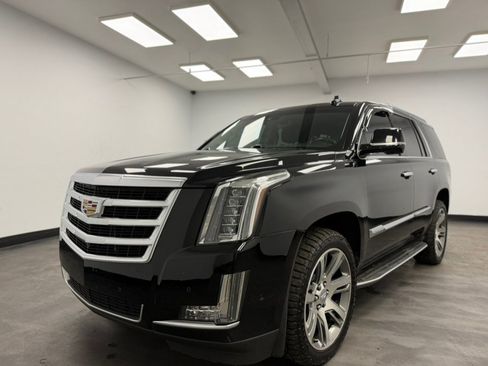 Used 2017 Cadillac Escalade Luxury AWD/4WD image 4