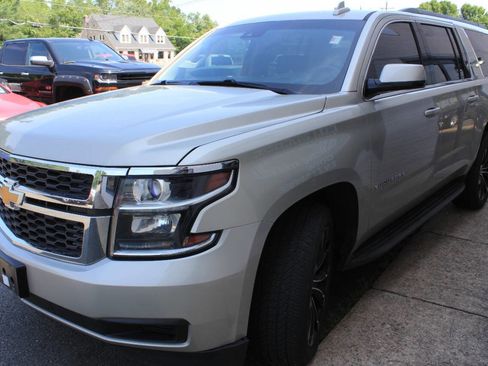 Used 2017 Chevrolet Suburban LT image 5