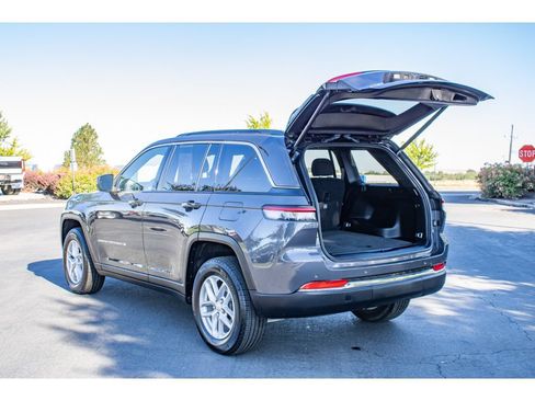 Used 2024 Jeep Grand Cherokee Laredo X w/ Luxury Tech Group I AWD/4WD image 9