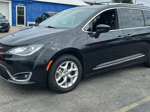 Used 2020 Chrysler Pacifica Touring-L image 2