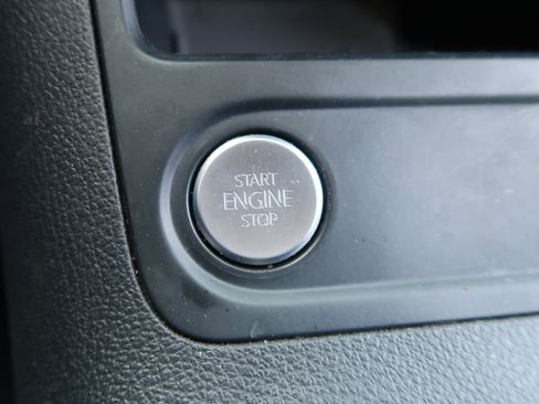 Used 2017 Volkswagen Tiguan S image 16