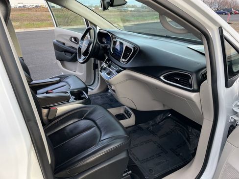 Used 2017 Chrysler Pacifica Touring-L image 15