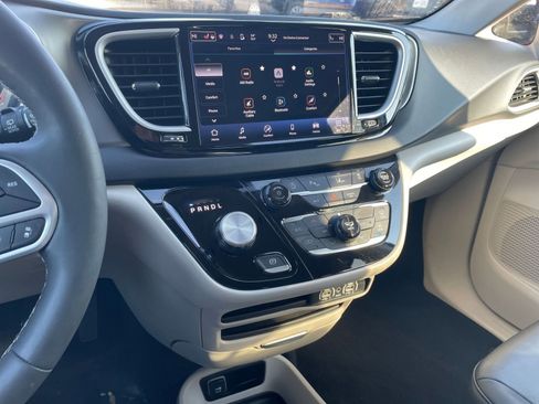Used 2024 Chrysler Pacifica Touring-L image 17