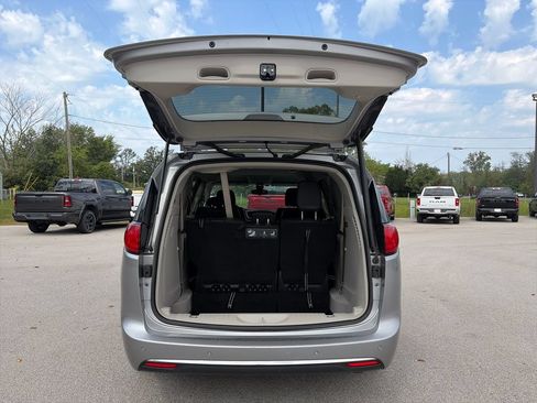 Used 2017 Chrysler Pacifica Touring-L w/ Tire & Wheel Group FWD image 8
